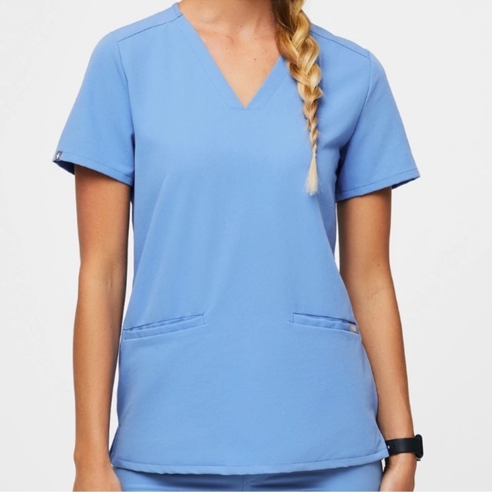 Figs Women’s Casma 3 Pocket Scrub Top in Blue | Size L